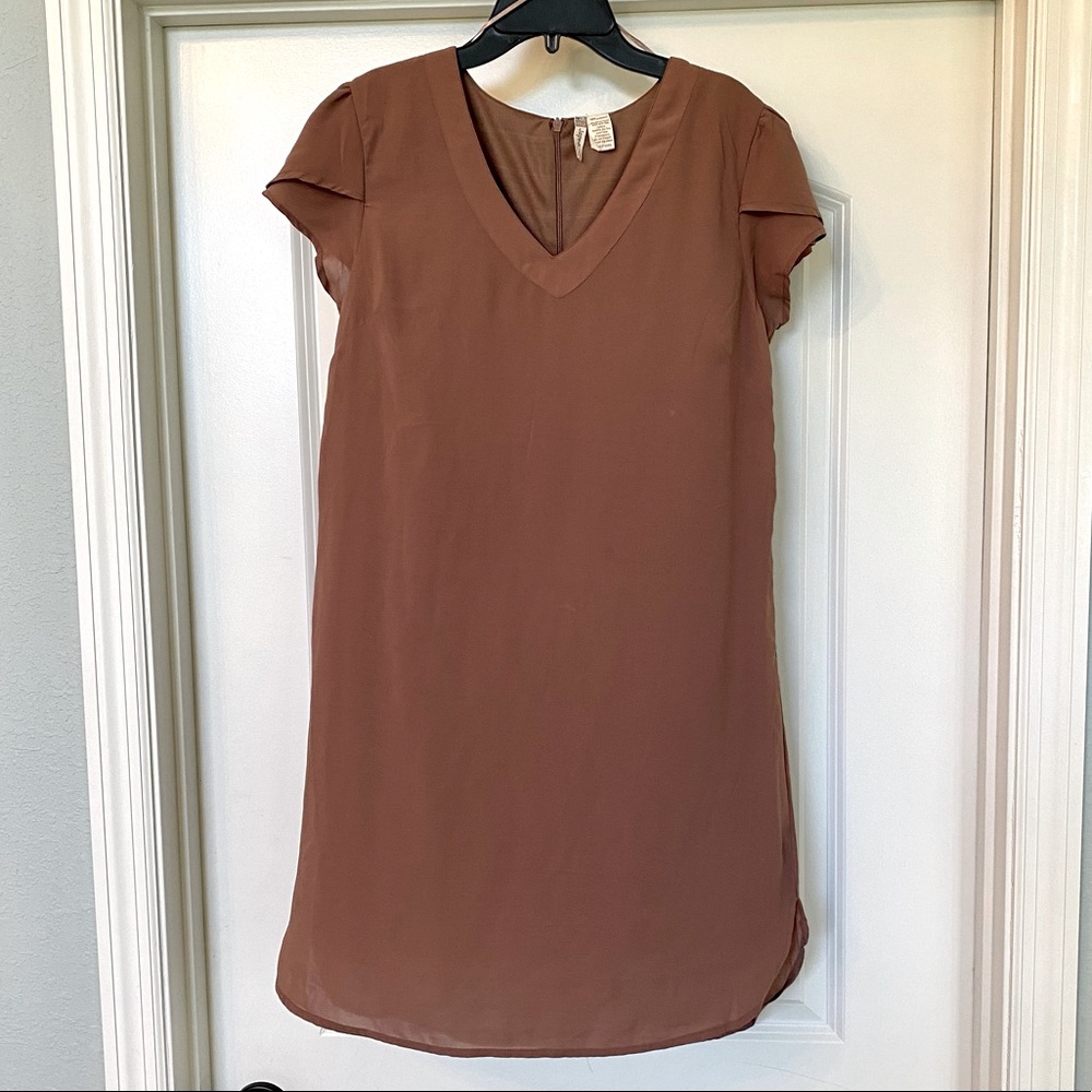 JAPNA - Super cute brown dress with ruffled shoulder detail! 🤎